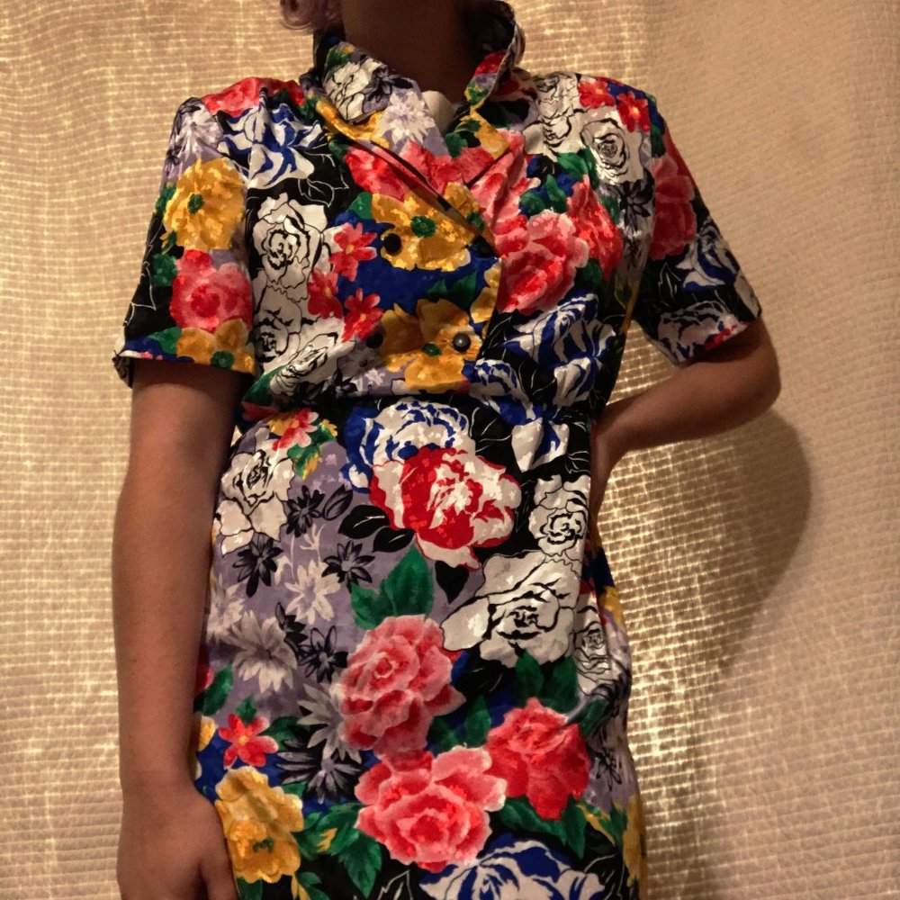 cute 80' dress (no size modeled on a size small)